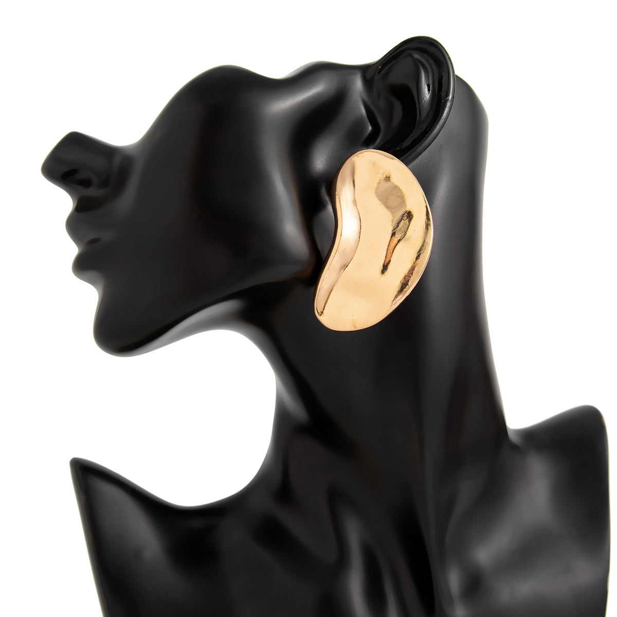 Curved bean-shaped stud earrings in metallic finish - Manbu