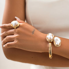 Open cuff bracelet with double baroque pearl accents - Enarmi