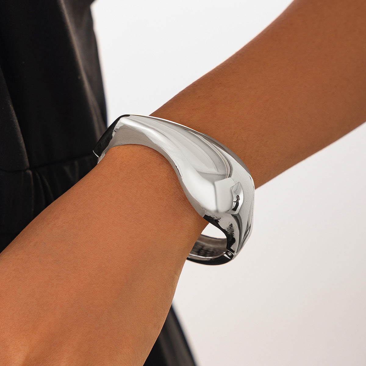 Exaggerated metal bracelet made of light-sensitive alloy -GOLANA
