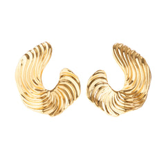sculpted wave hoop earrings in polished gold – MARINA