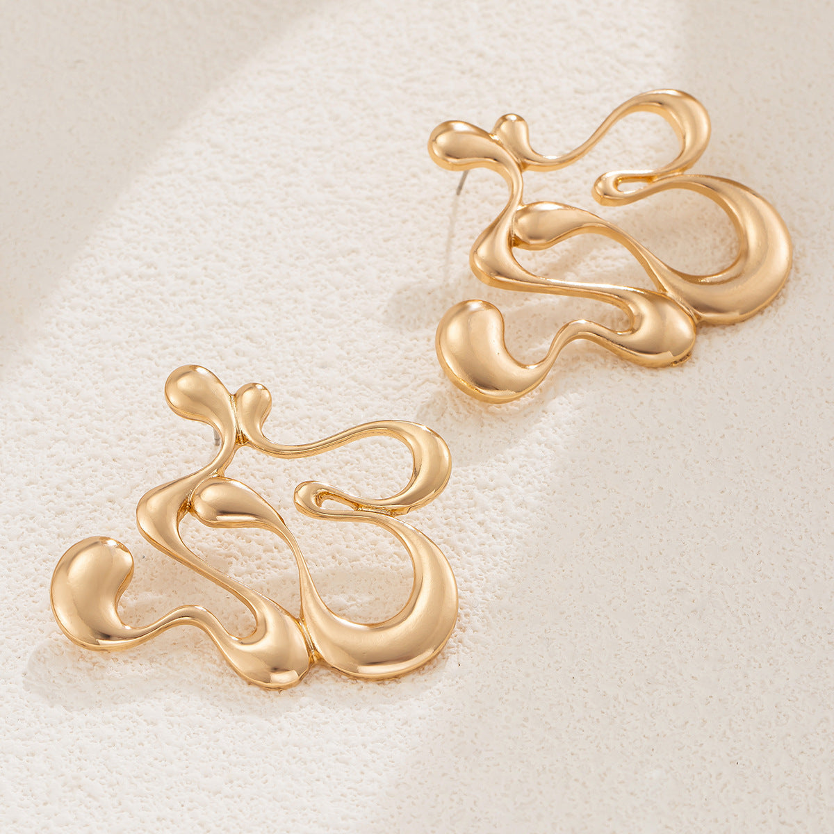 Sculptural drip-shaped earrings with statement curves – Lunimak