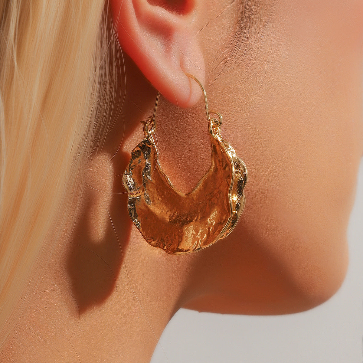 Molten crescent hoop earrings with textured finish – Zolix