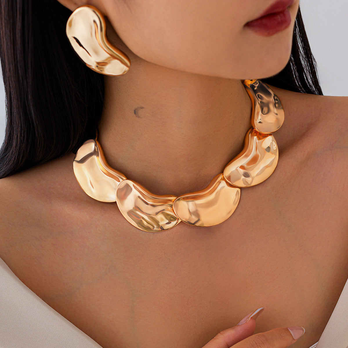Wide bean-link statement necklace with metallic finish - Aongi