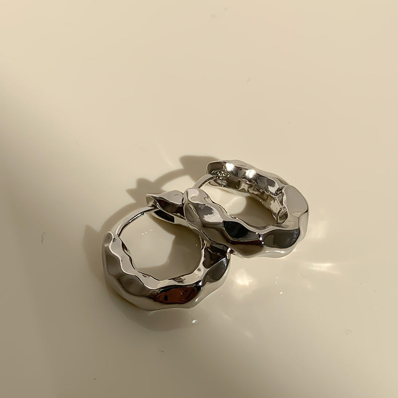 Chunky molten hoop earrings in hammered metal finish - Luxana