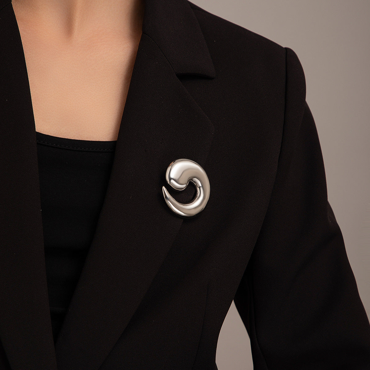Spiral-shaped brooch with glossy finish - Lakdu