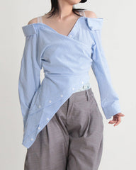 Asymmetrical off-shoulder shirt with buttoned detail - Lutci