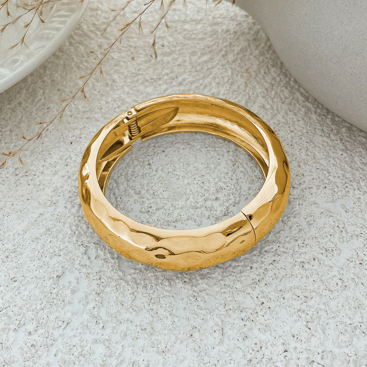 hammered bangle with bold finish – SOLARA