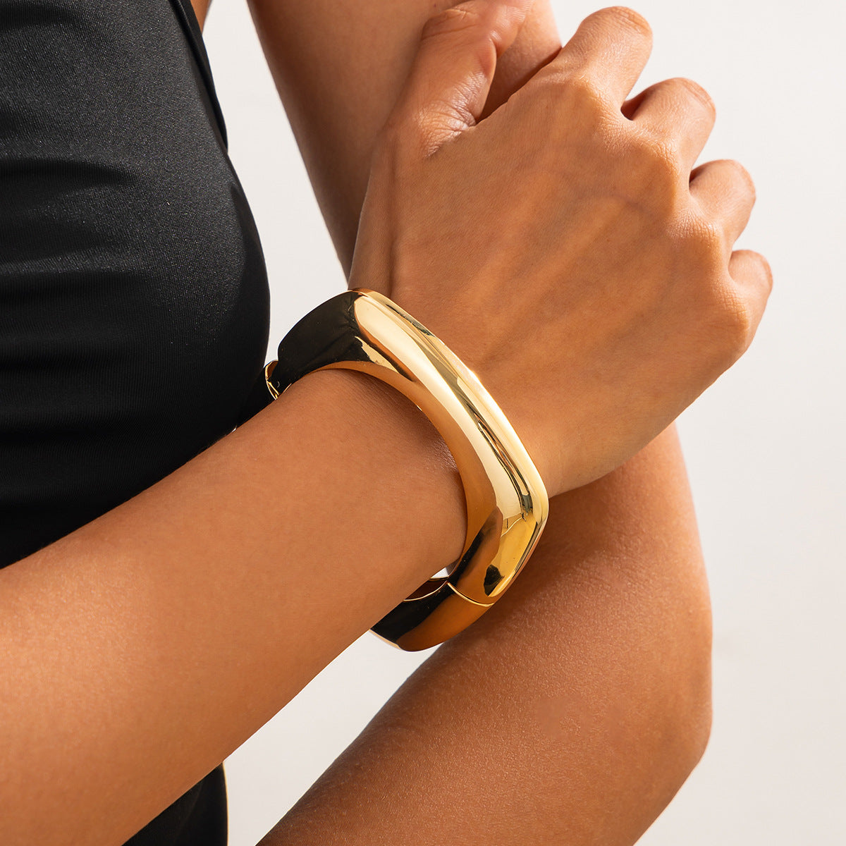 wide sculpted cuff bracelet in high-shine gold – NOVARA