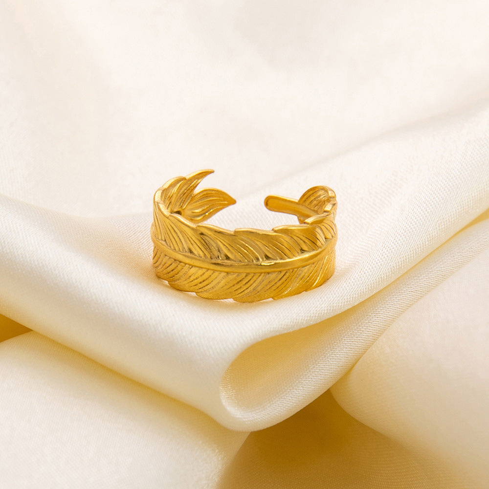 gold feather cuff earrings with textured engraving – PLUIMA