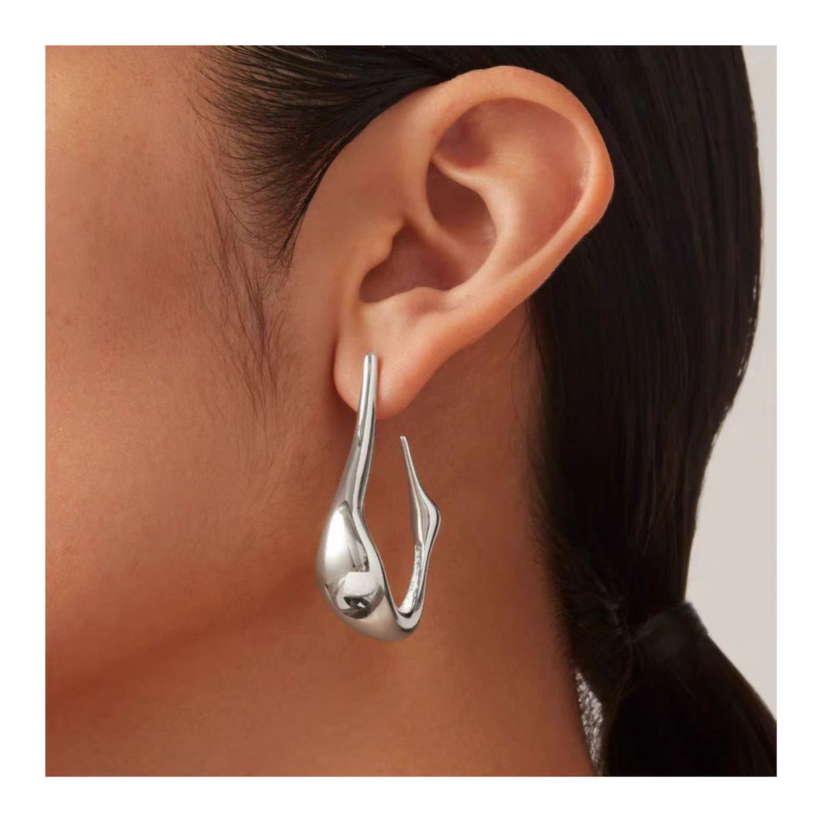 Sculpted drop earrings with a smooth curve - Alkasa