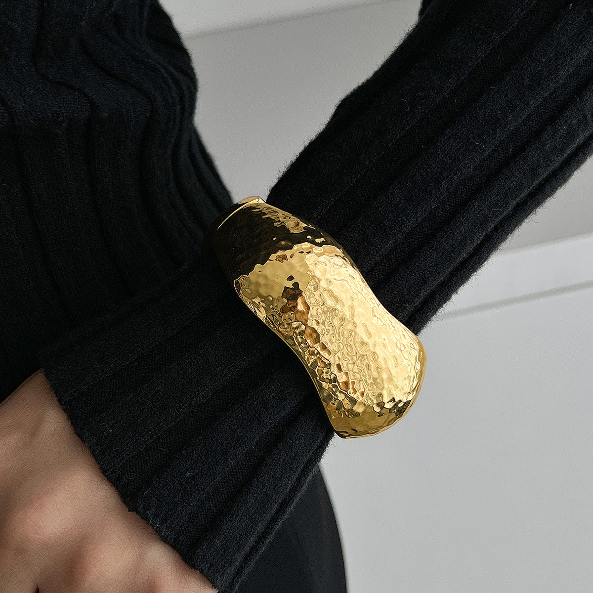 hammered gold cuff bracelet with bold curve – TERRA