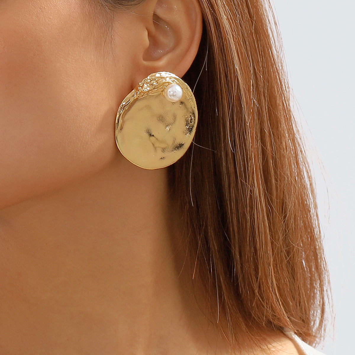 Round hammered earrings with pearl accent - Inzuva