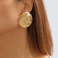 Round hammered earrings with pearl accent - Inzuva