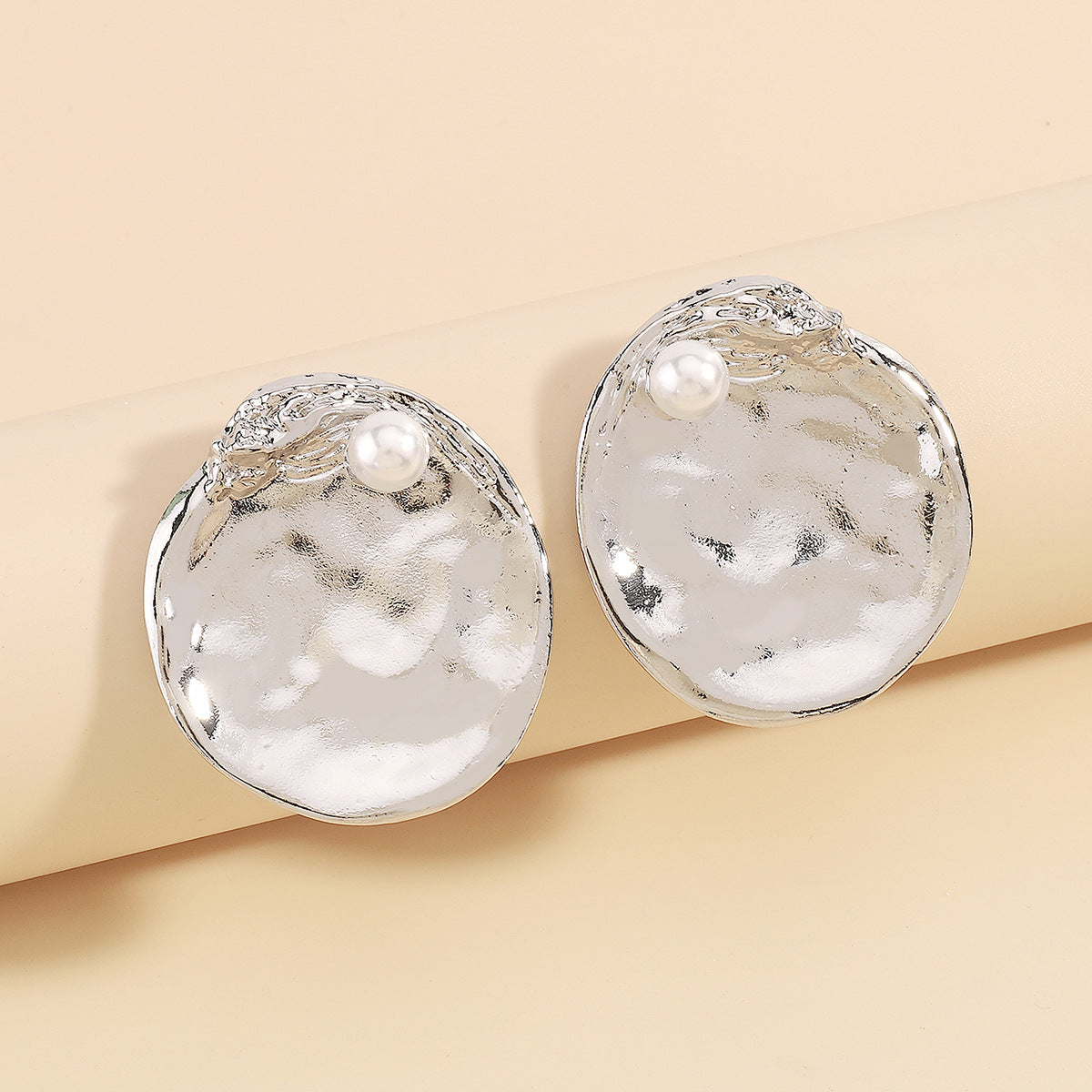 Round hammered earrings with pearl accent - Inzuva