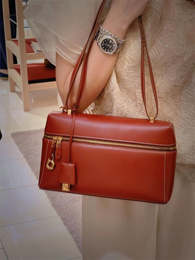 structured leather crossbody with gold lock detail – VERA