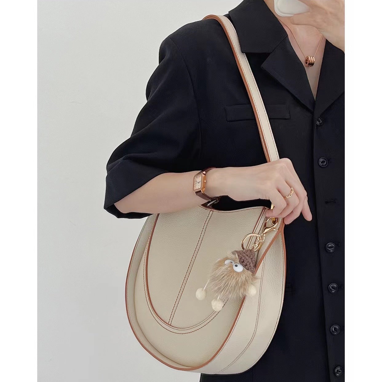 crescent saddle bag in textured leather – SANDRA