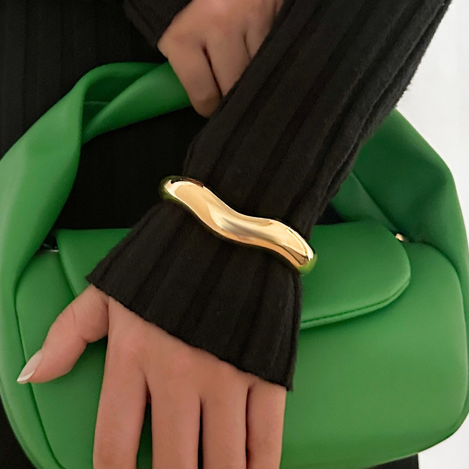 Asymmetric sculptural bangle with wave design - Enjur