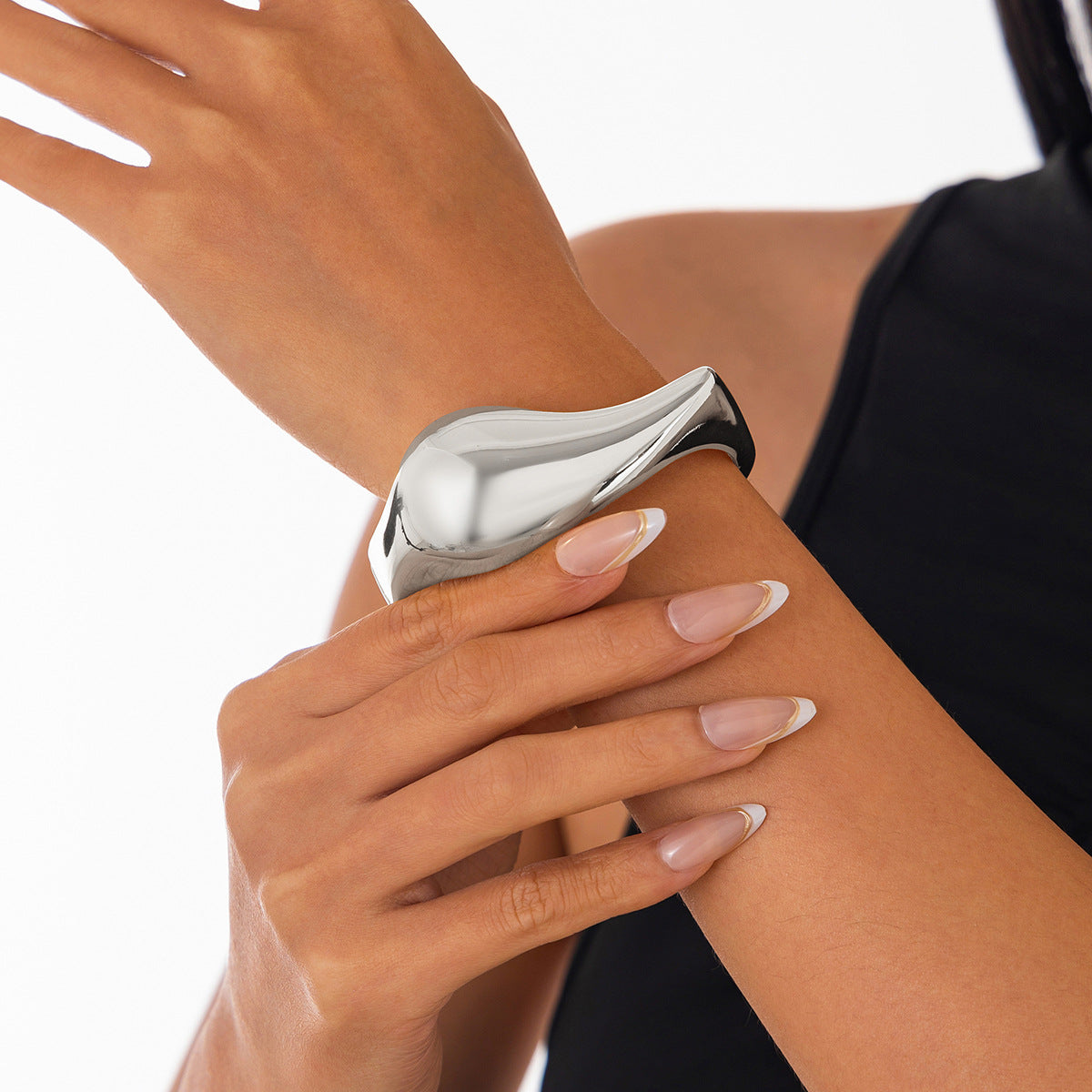 Exaggerated metal bracelet made of light-sensitive alloy -GOLANA