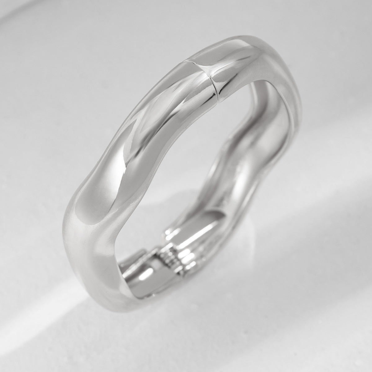 Asymmetric sculptural bangle with wave design - Enjur