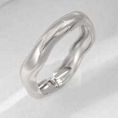 Asymmetric sculptural bangle with wave design - Enjur