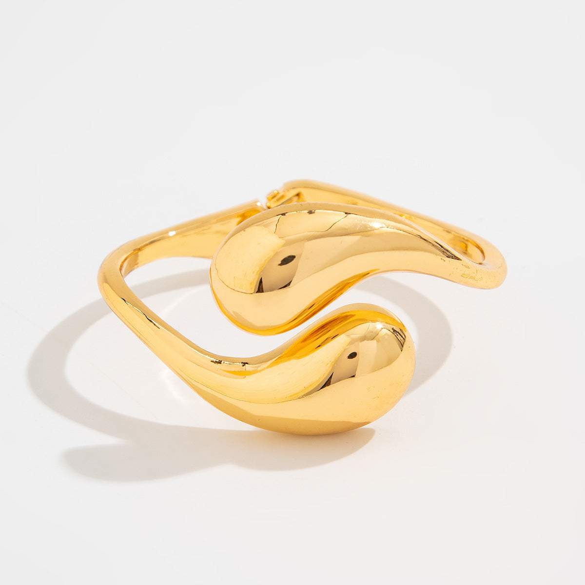sculptural teardrop cuff bracelet in gold finish – ARIAV