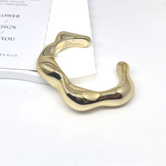 ribbed open cuff bracelet with high-shine gold finish – SERPENTA