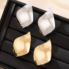 sculpted leaf-shaped stud earrings with high-shine finish - Limonu