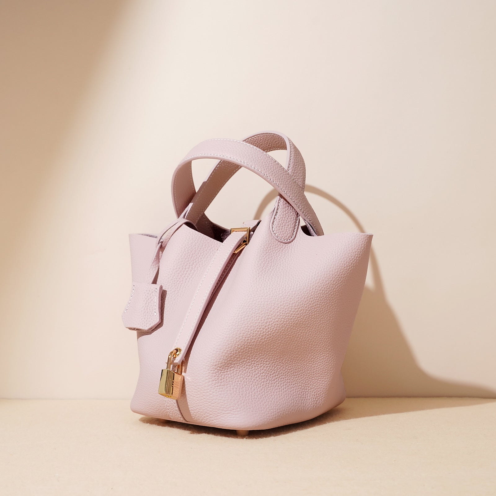 pebbled leather bucket bag with gold padlock – NOA