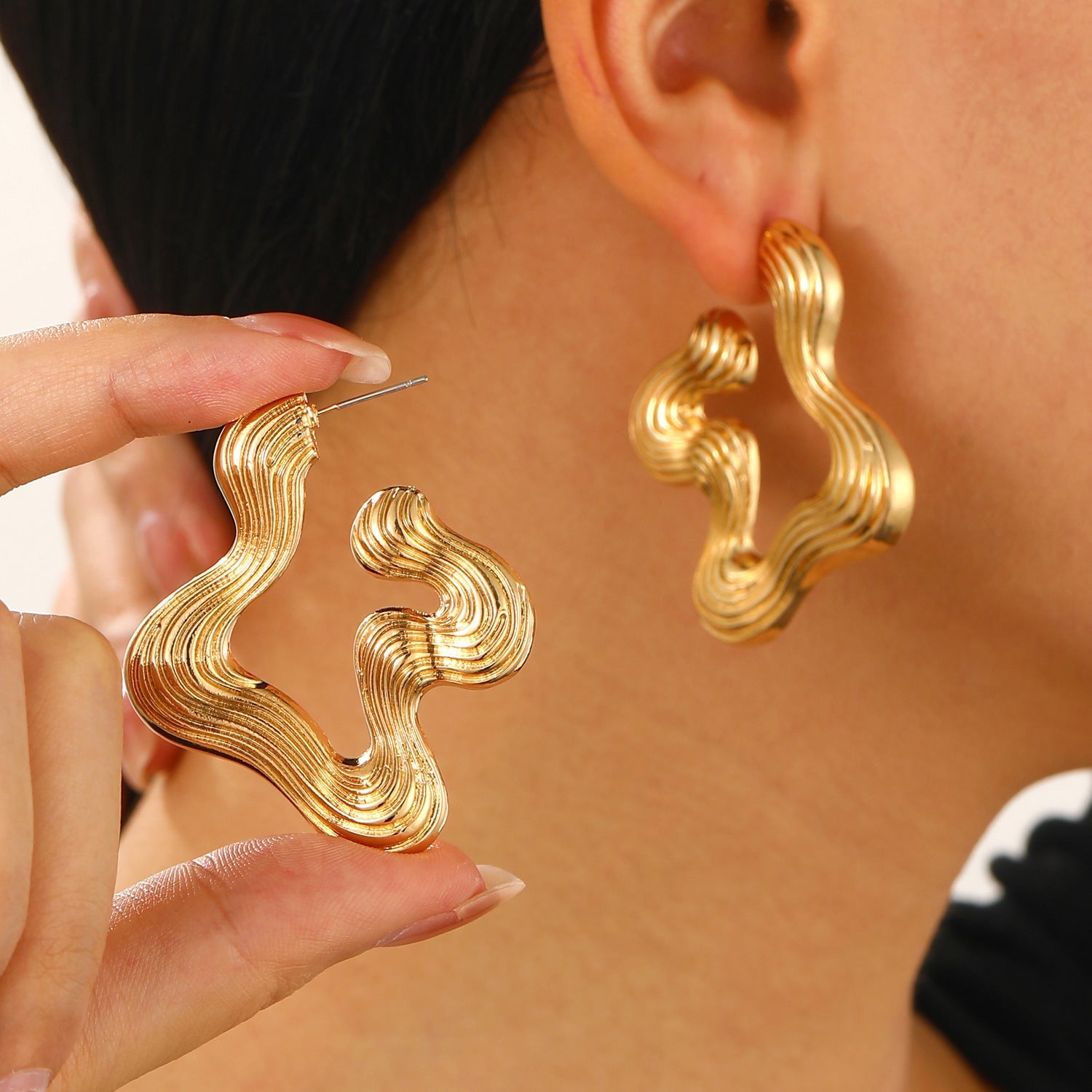 Ribbed abstract wave earrings with sculptural curves - Vasdy