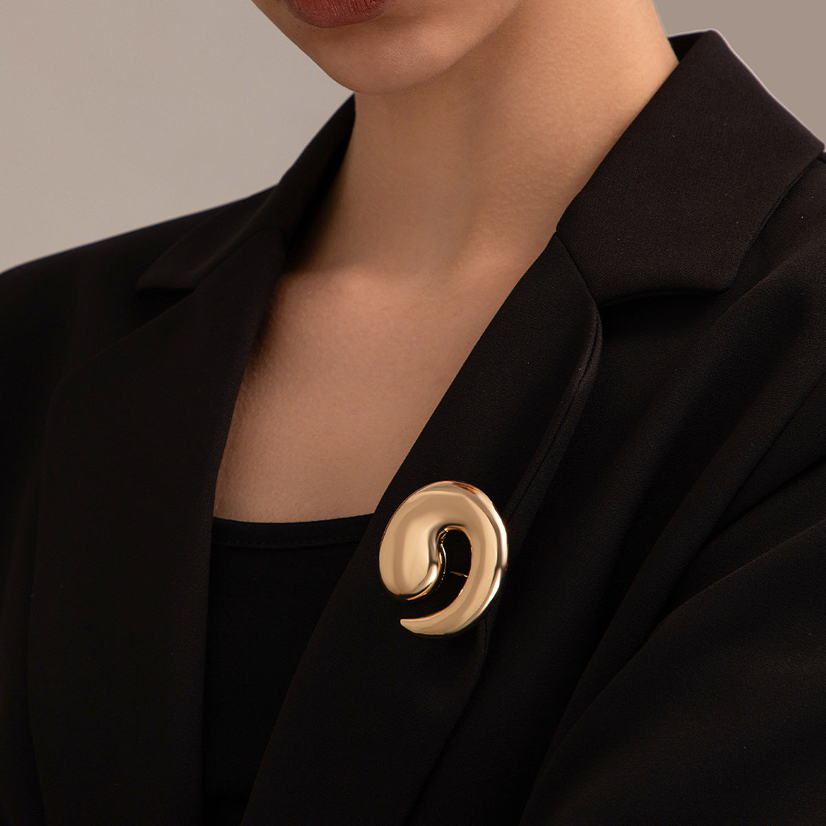 Spiral-shaped brooch with glossy finish - Lakdu