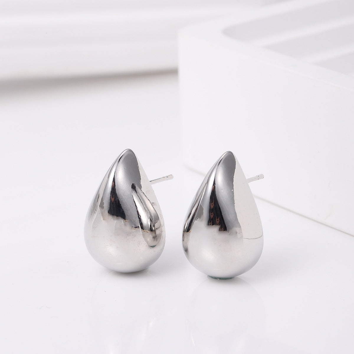 Teardrop stud earrings with high-shine finish - Nival