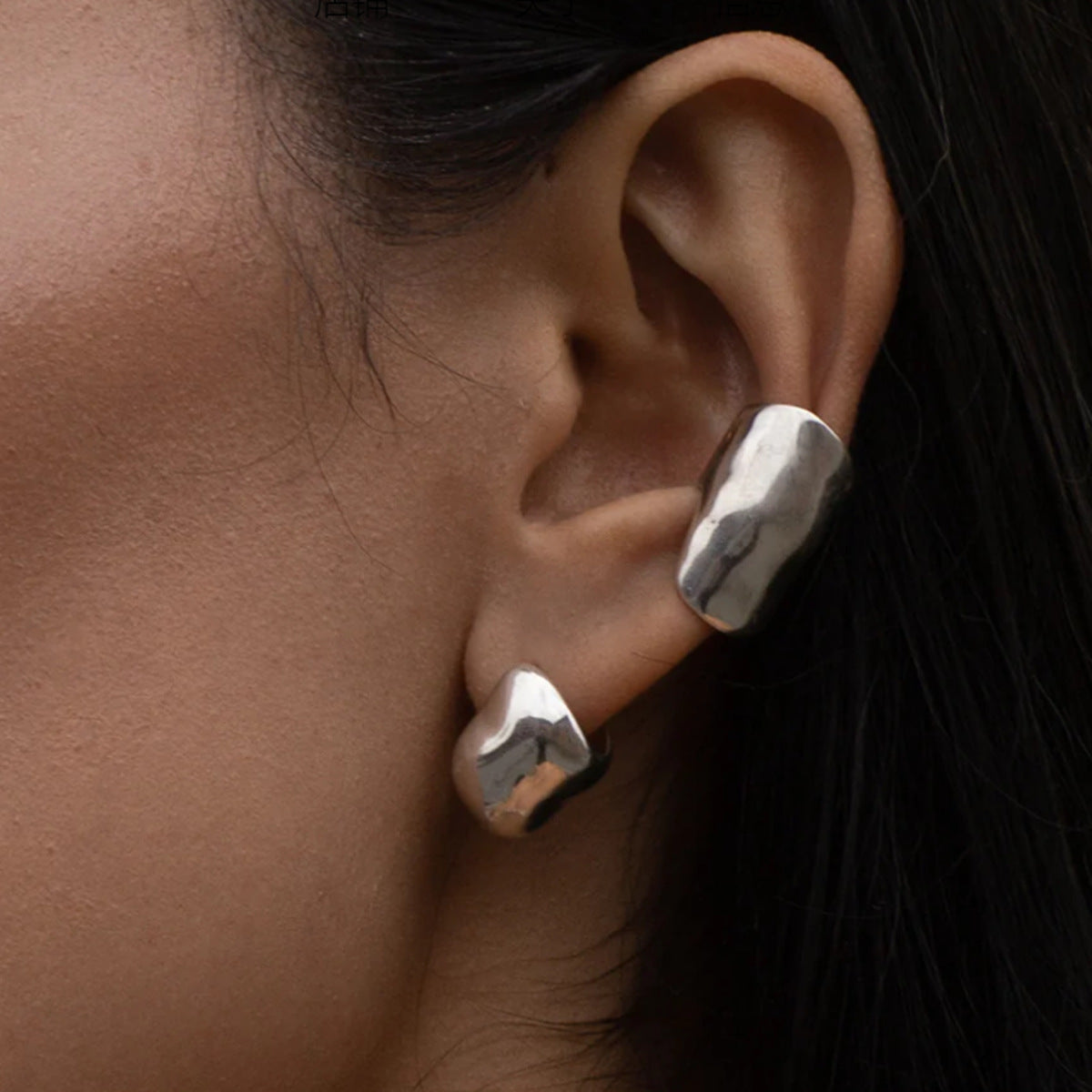 asymmetric sculptural earrings with mirror finish - Zlamdy