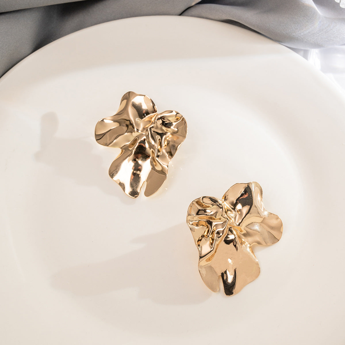 Abstract floral stud earrings with molten texture - Arnilu