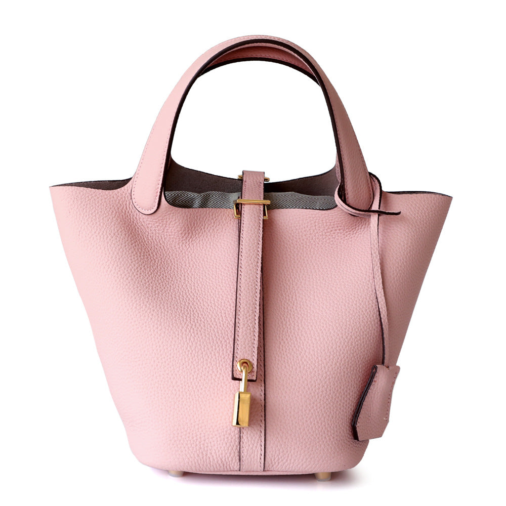 textured leather tote bag with lock detail – AURA