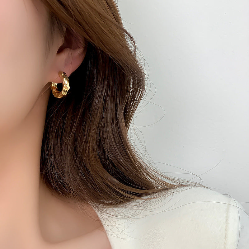 Chunky molten hoop earrings in hammered metal finish - Luxana