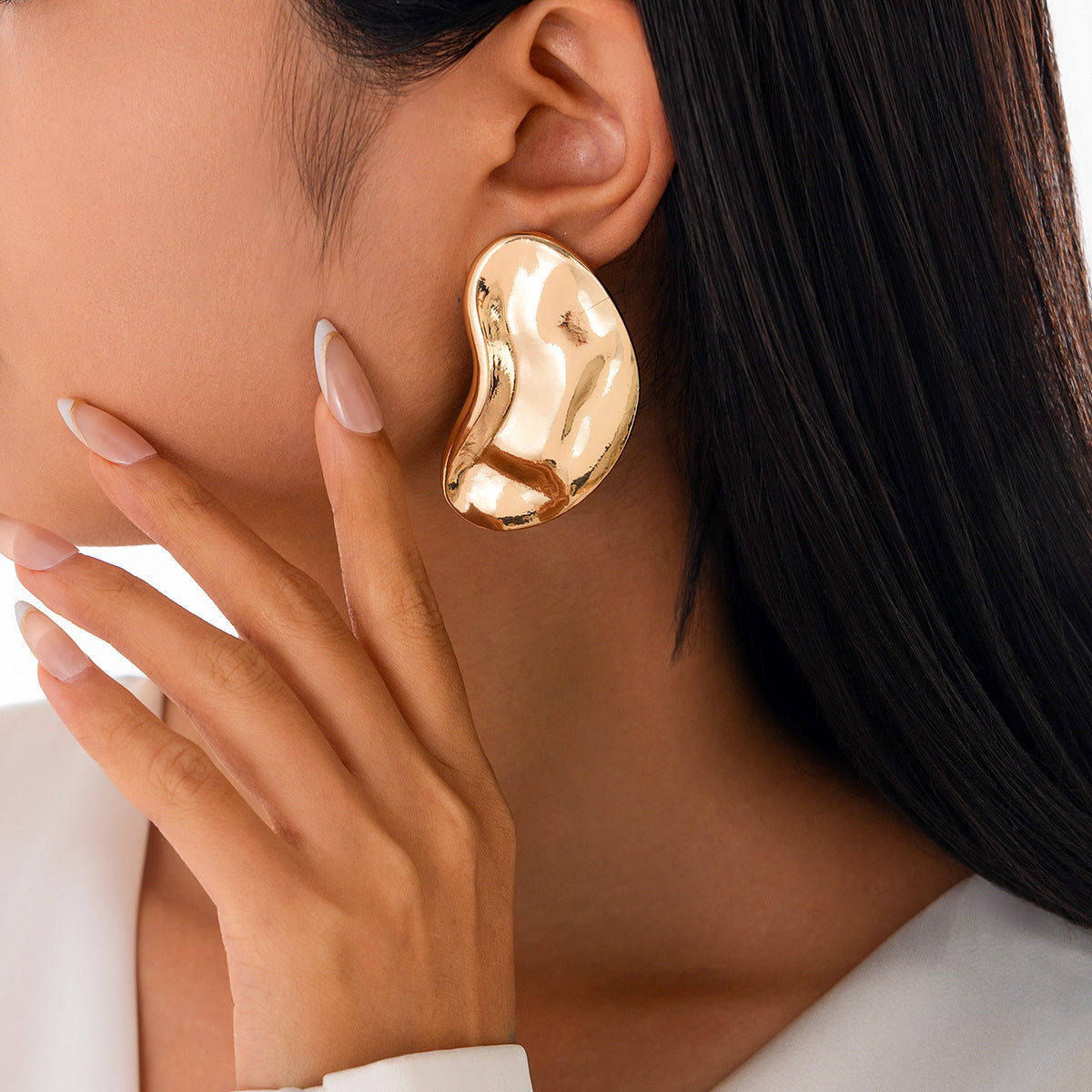 Curved bean-shaped stud earrings in metallic finish - Manbu