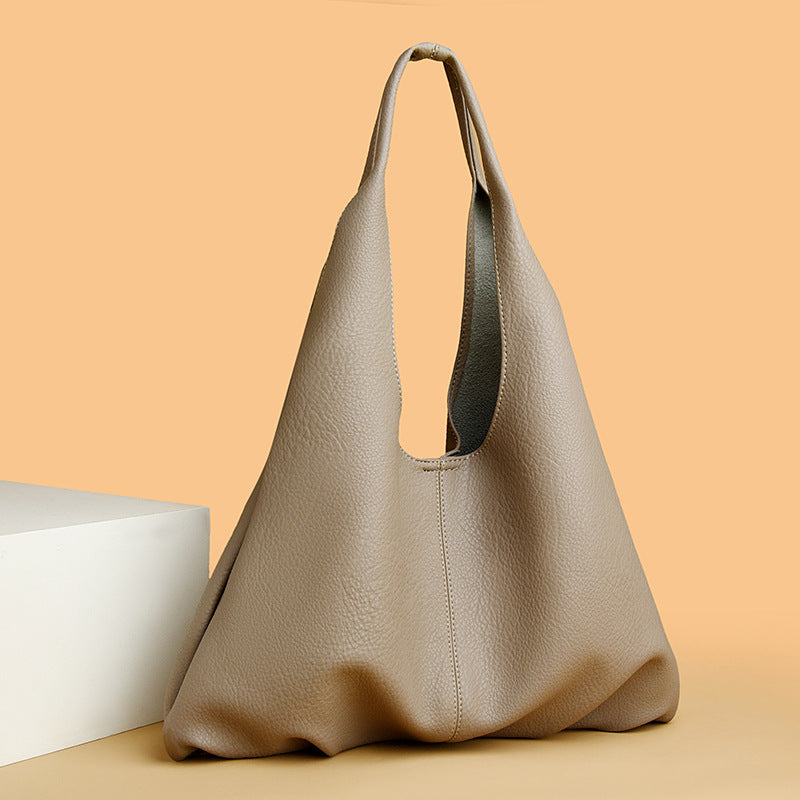 oversized slouchy tote in black grain – RHEA