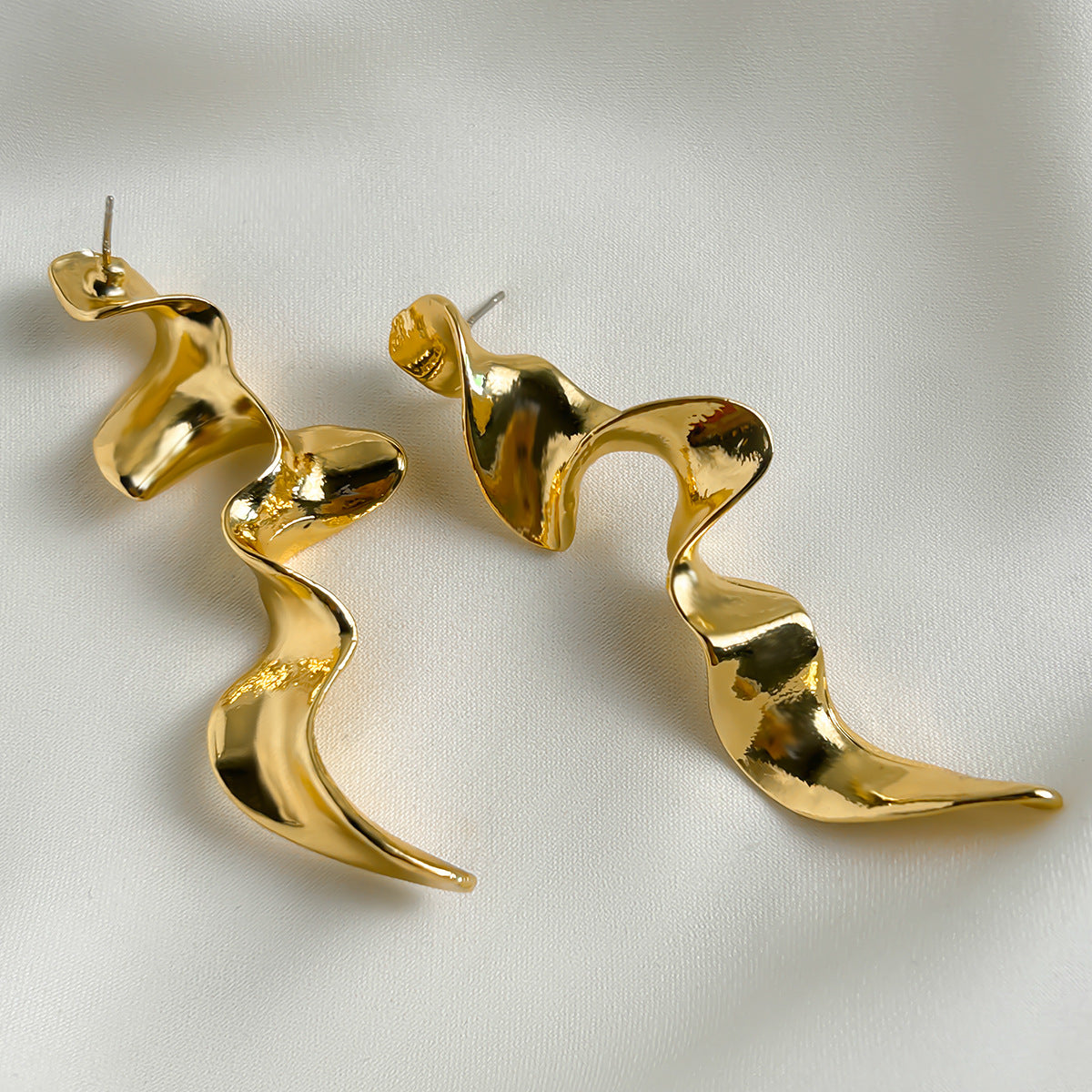 sculptural wave earrings in high-shine gold – SERPENTA