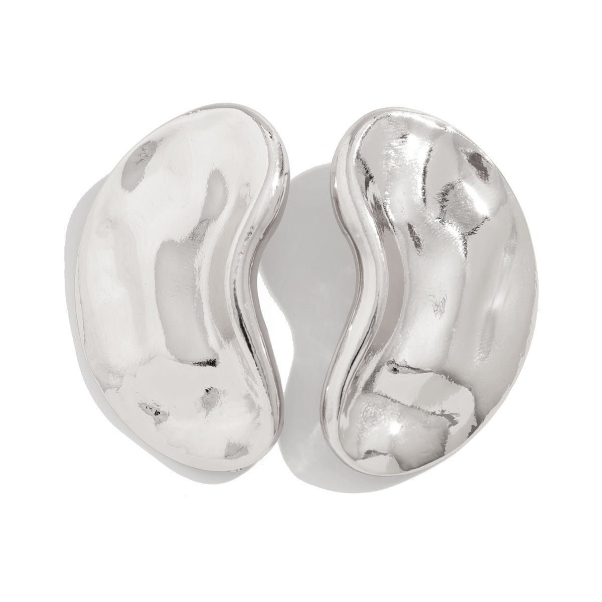 Curved bean-shaped stud earrings in metallic finish - Manbu