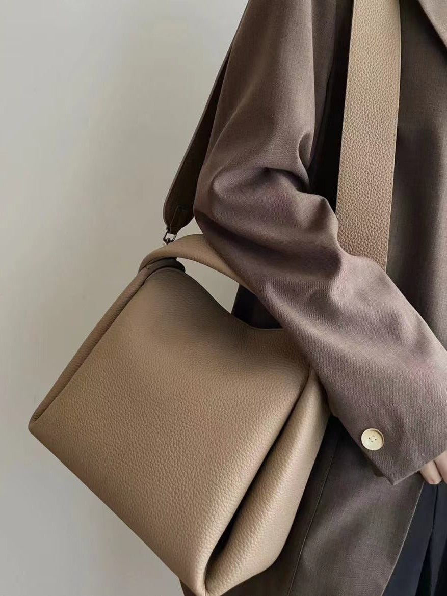 pebbled leather shoulder bag with structured top handle – SIENA