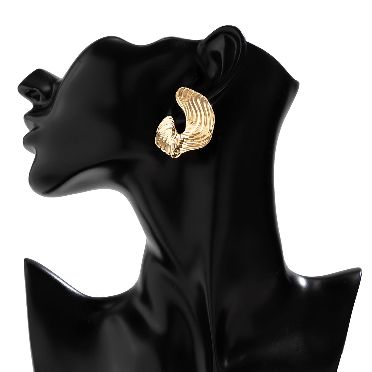 sculpted wave hoop earrings in polished gold – MARINA