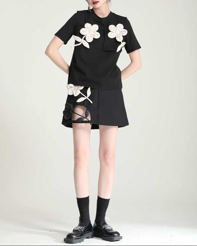 short-sleeve black t-shirt with 3D floral appliqué - BLOSM