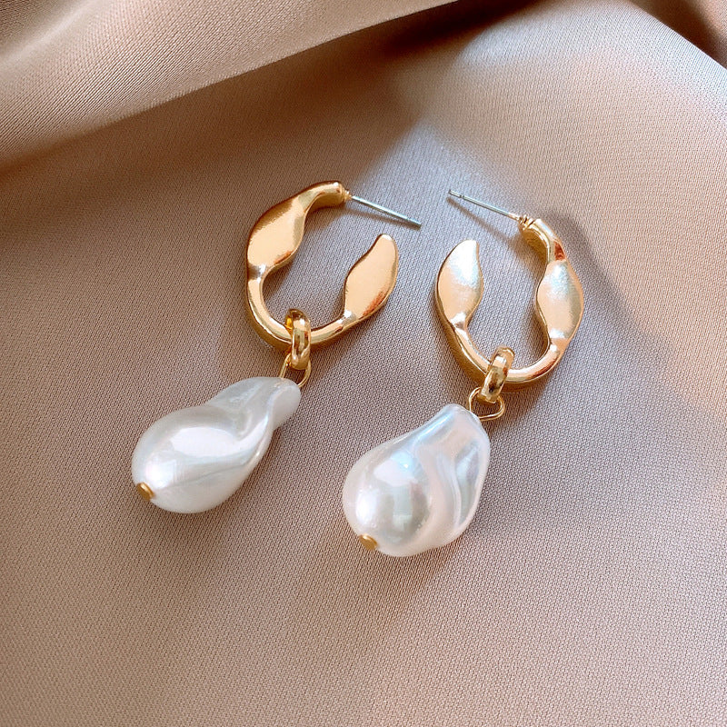 Sculptural hoop earrings with baroque pearl drop – Lirnua