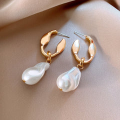 Sculptural hoop earrings with baroque pearl drop – Lirnua