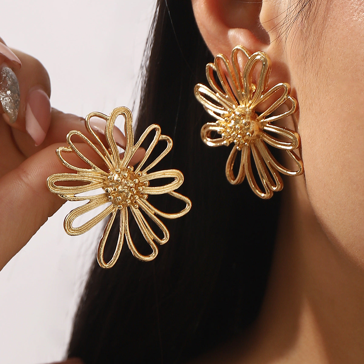 openwork daisy earring with textured gold petals – LIVIA