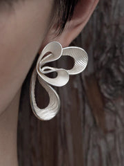 Sculptural looped earrings with layered ribbon texture - Irlino