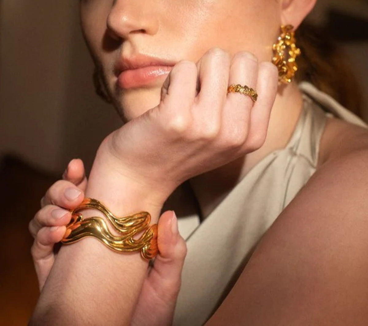 Open cuff bracelet with fluid wave cutout - Nuifi