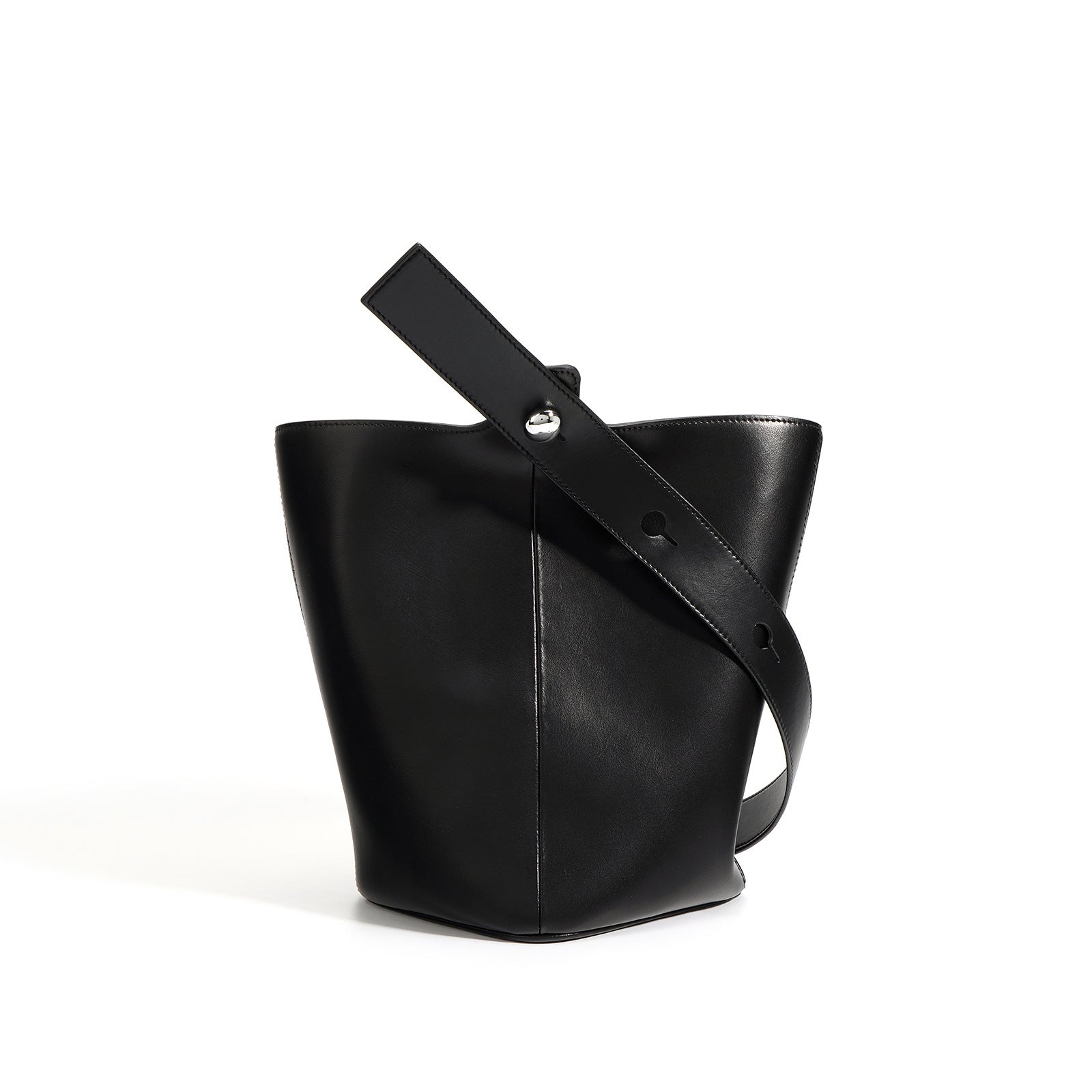 structured bucket bag with wide strap detail – MAIZA