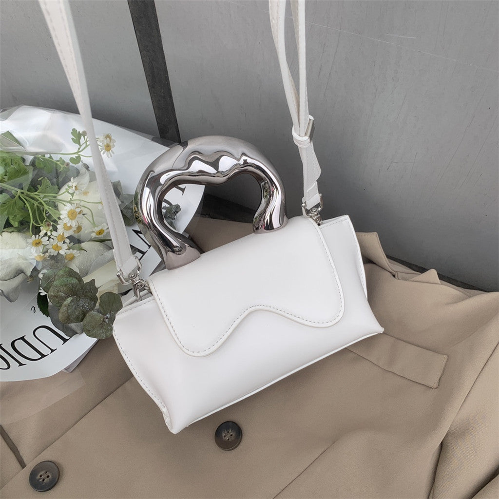 metallic-handle mini clutch with wavy flap - Xiuhtonal