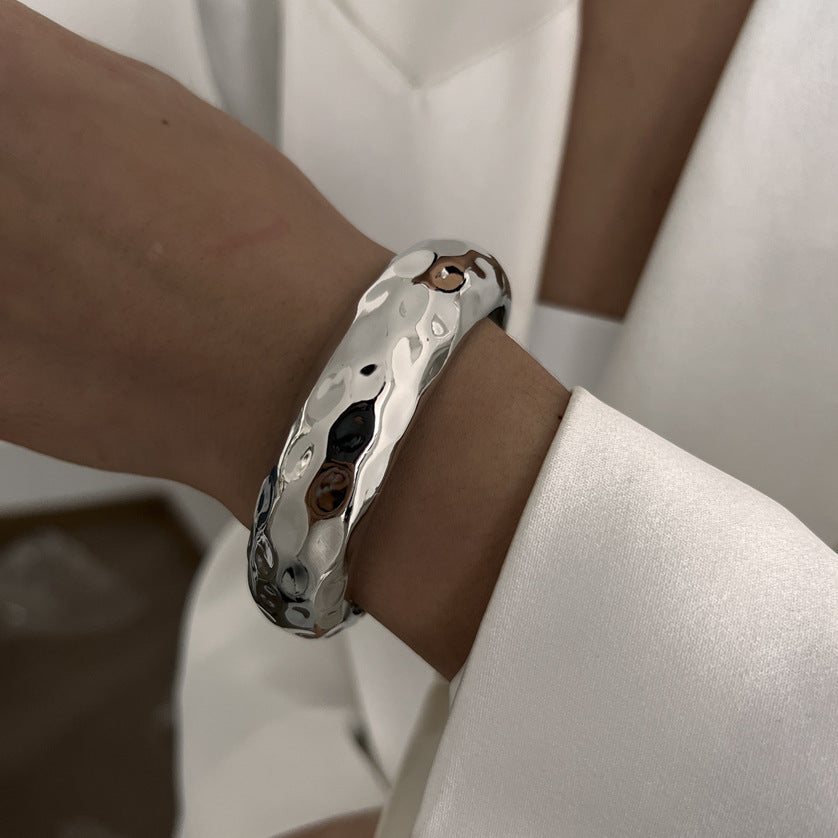 hammered bangle with bold finish – SOLARA